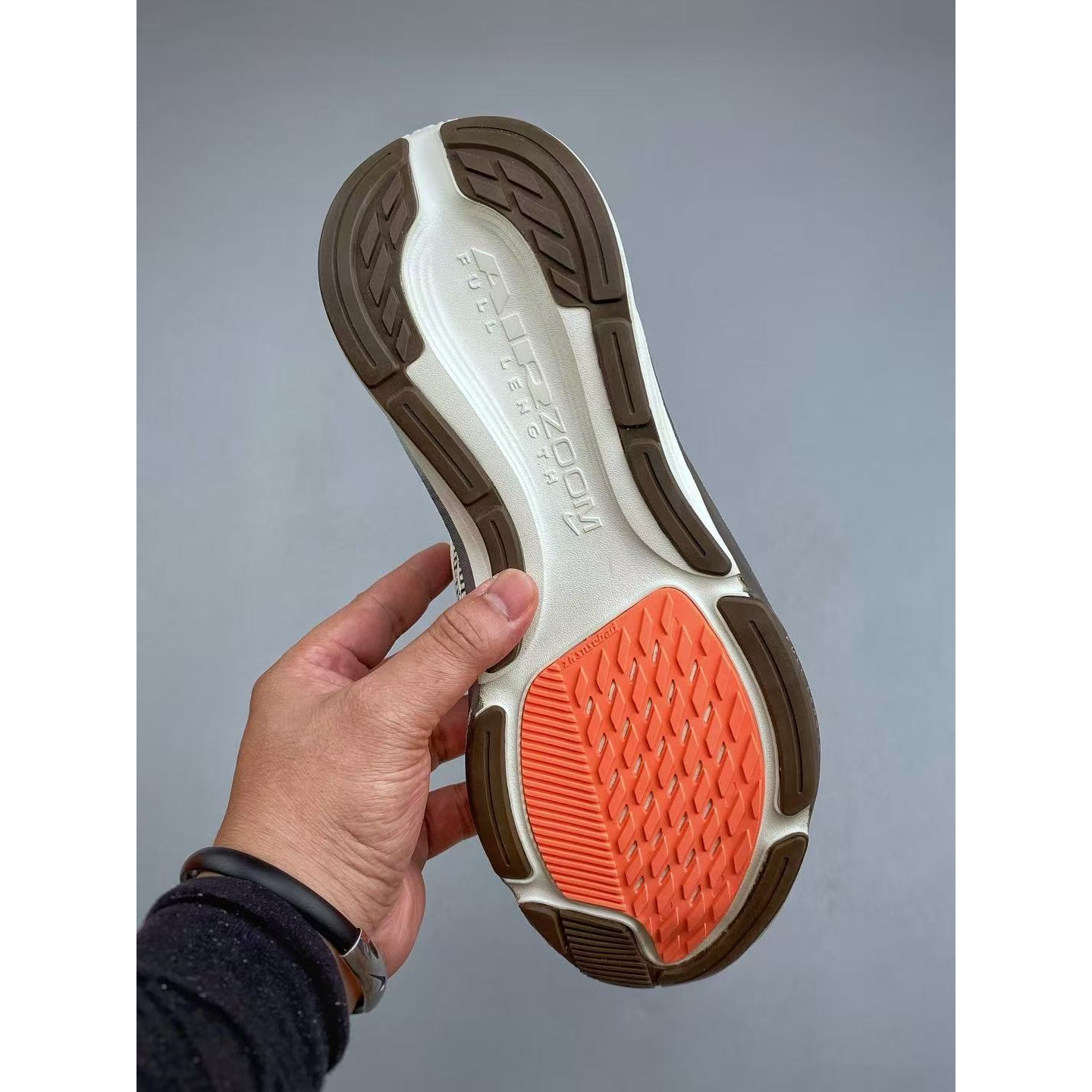 <p>Nike Air Zoom Pegasus 42 网面透气轻便耐磨跑鞋(咖啡)</p>