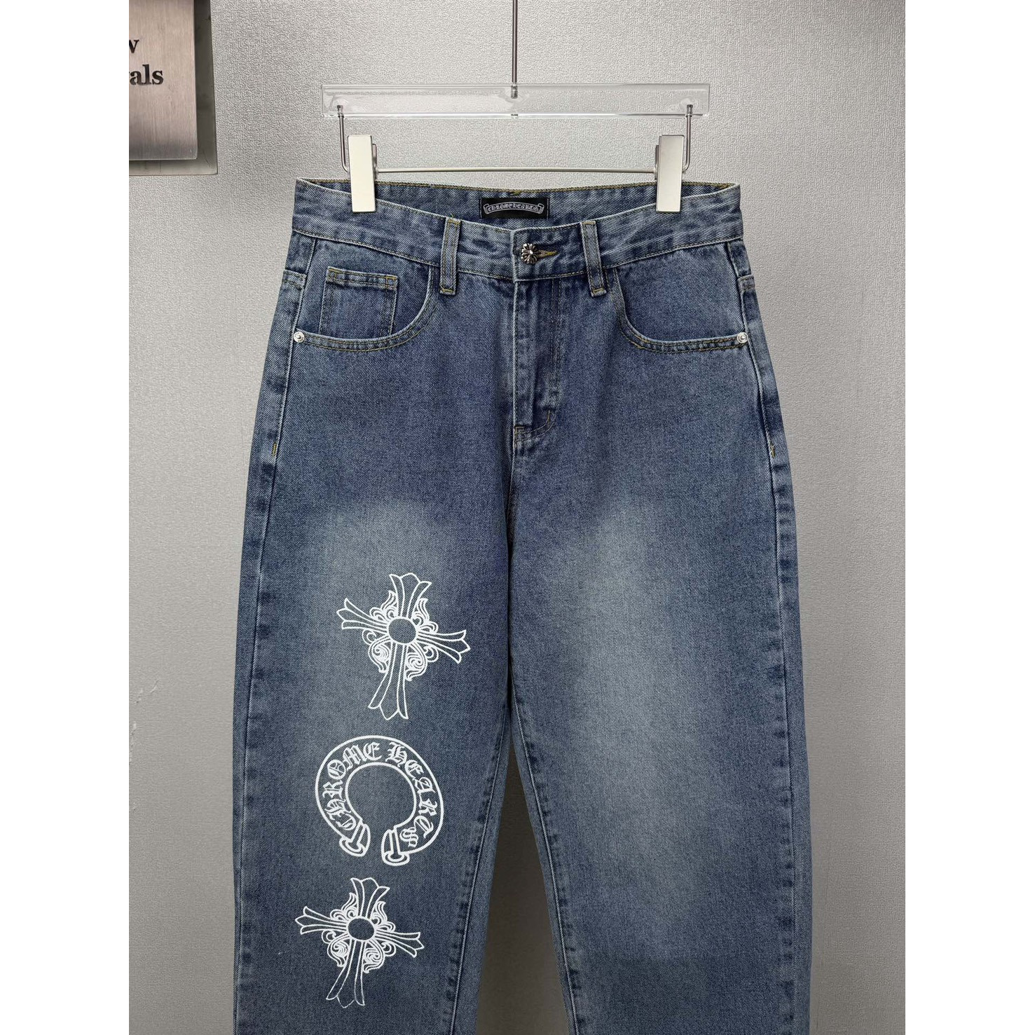 <p>CHROME HEARTS 马蹄十字架印花情侣款水洗宽松牛仔裤((藍)</p>