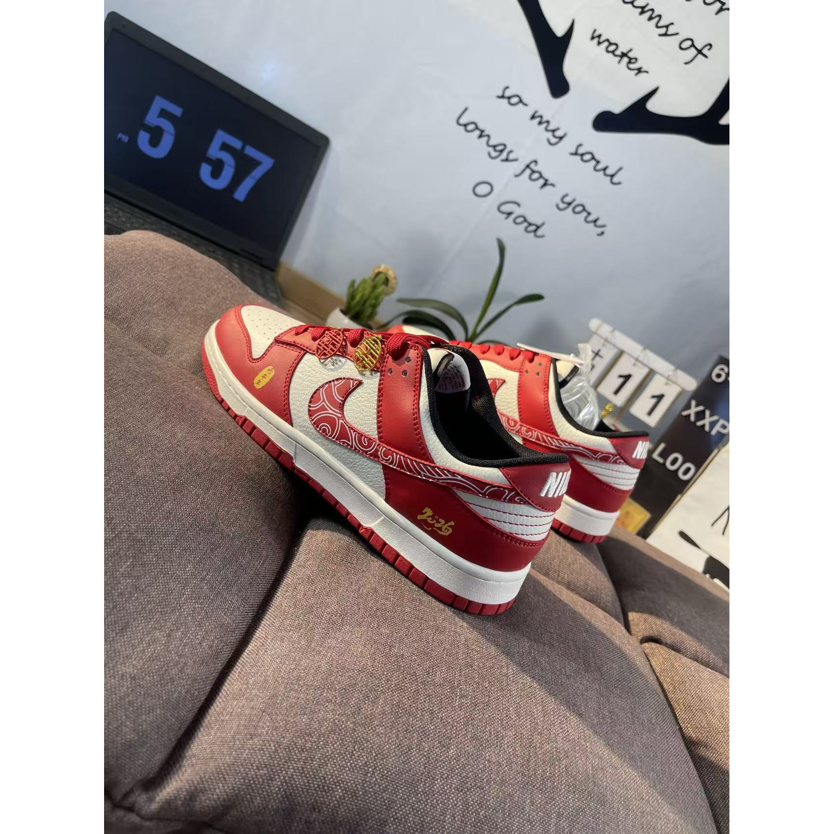 <p>NIKE DUNK&nbsp;马年红运款</p>