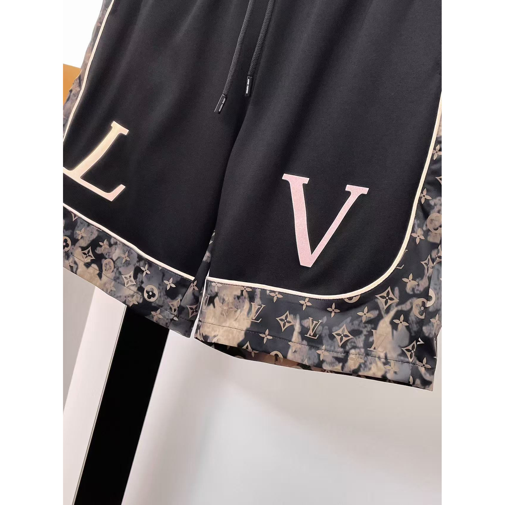 <p>LV&nbsp;专柜新款休闲短裤(黑)</p>