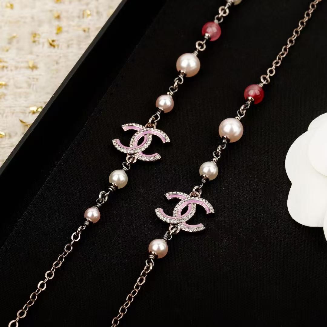 <p>CHANEL&nbsp;粉色珐琅毛衣链</p>