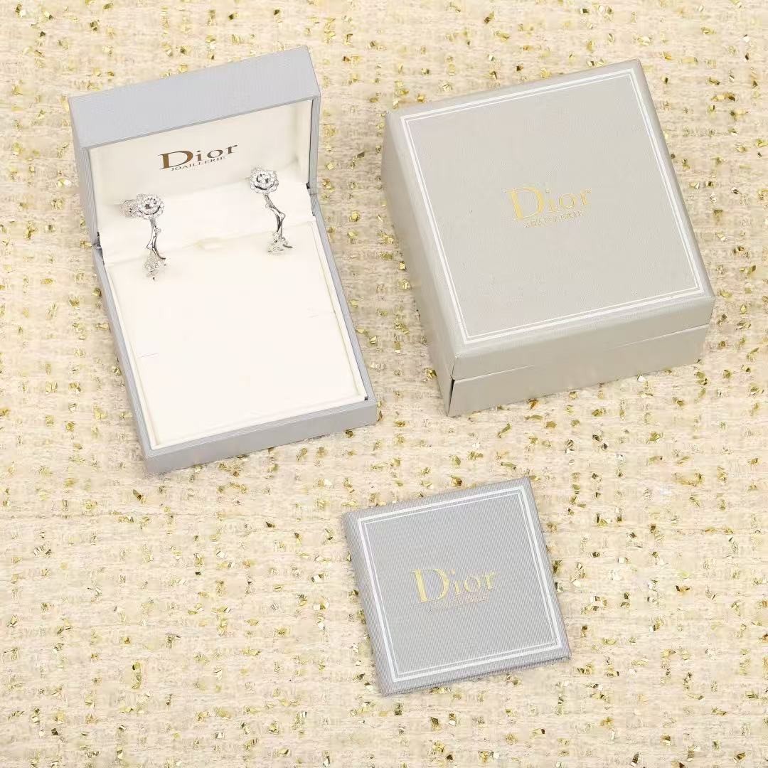 <p>DIOR&nbsp;玫瑰花耳环</p>