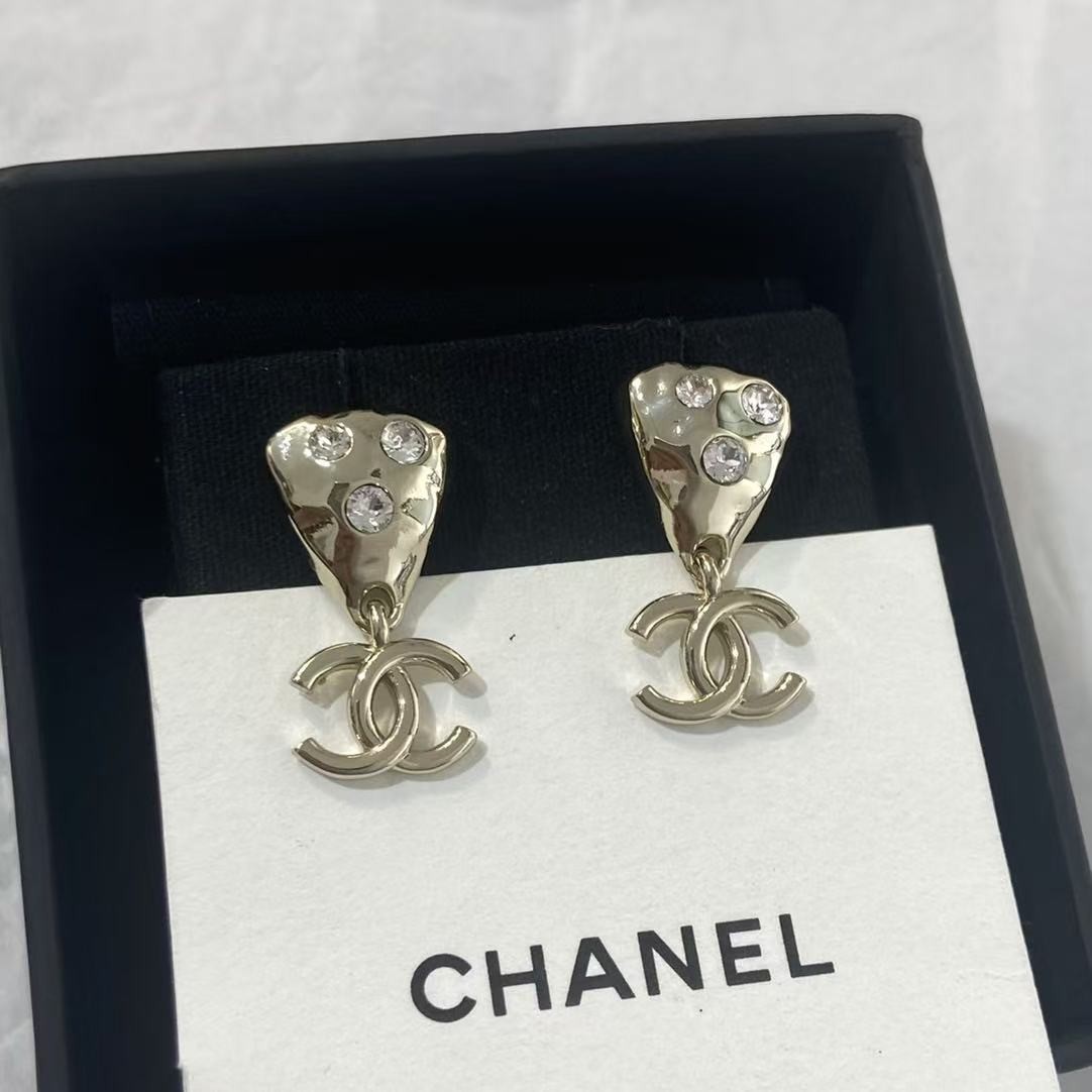 <p>CHANEL 淡金色三角双Ｃ耳环</p>