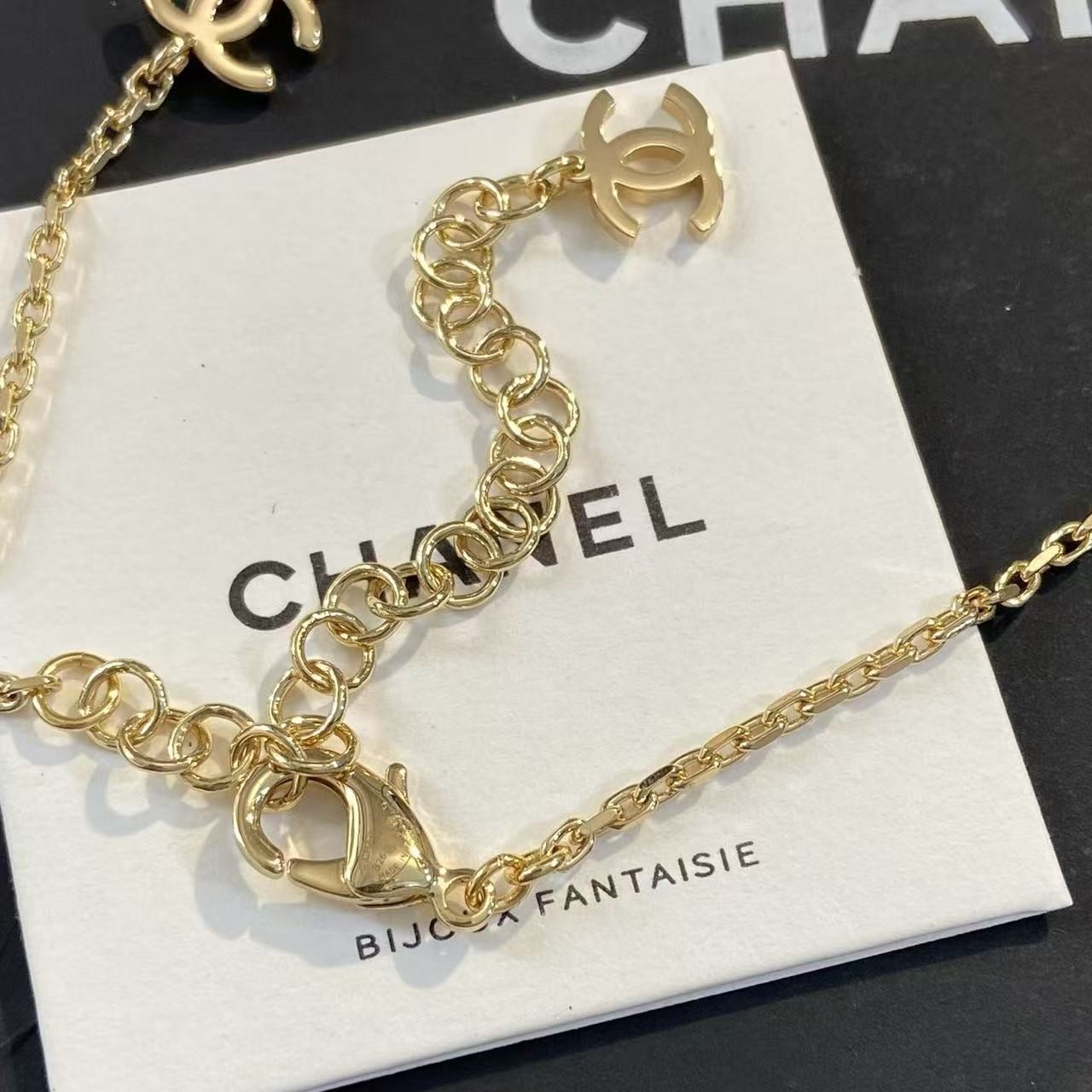 <p>CHANEL 三色堇珠流苏项链</p>