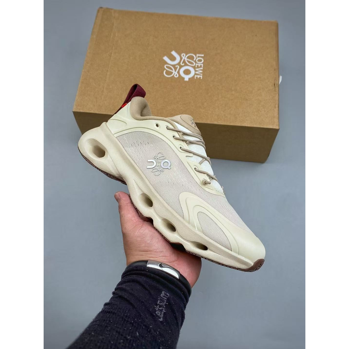 <p>Loewe x ON&nbsp; 联名 Cloudsolo 系列</p>