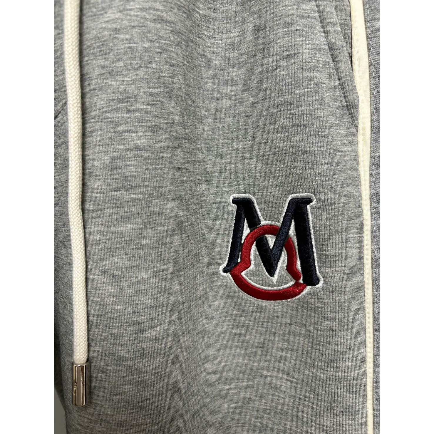 <p>&nbsp;Moncler 蒙口休闲长裤(灰)</p>