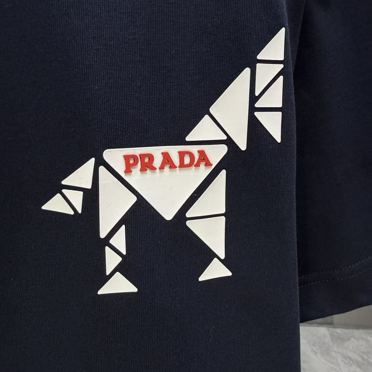<p>Prada 短袖T恤(深藍)</p>