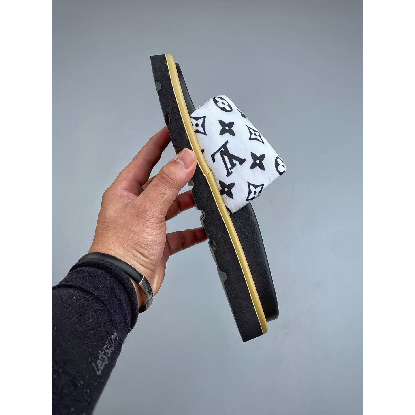 <p>&nbsp;LV 情侣厚底魔术贴拖鞋</p>