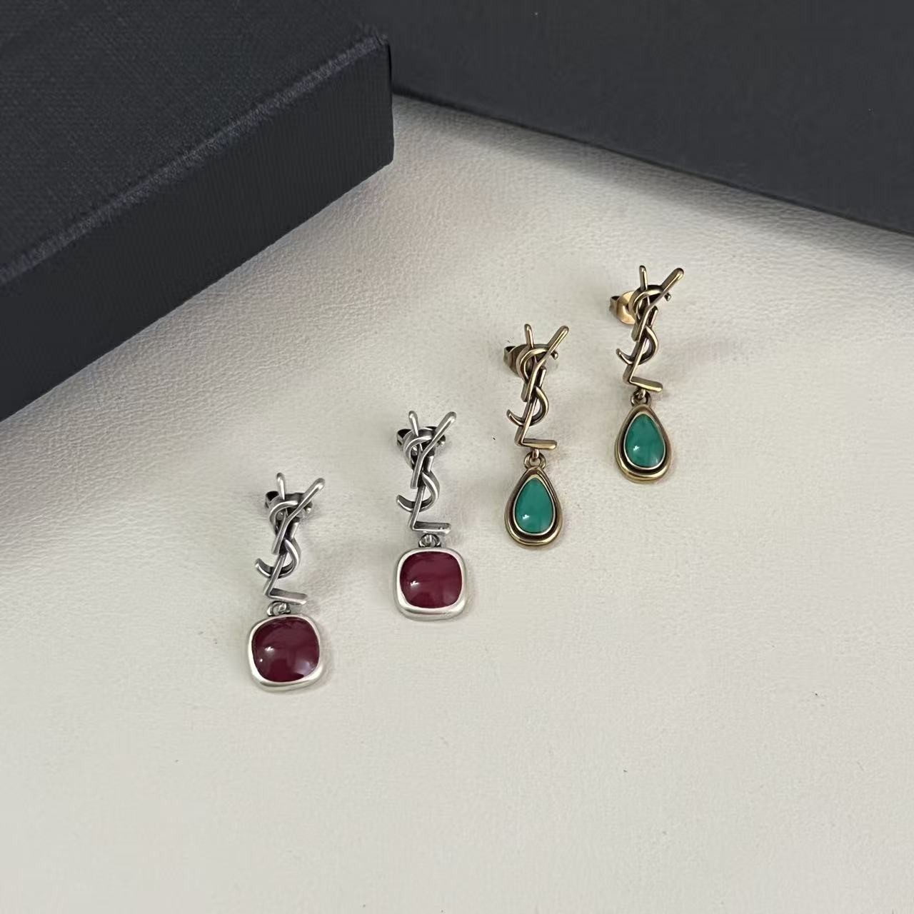 <p>YSL&nbsp;耳钉</p>