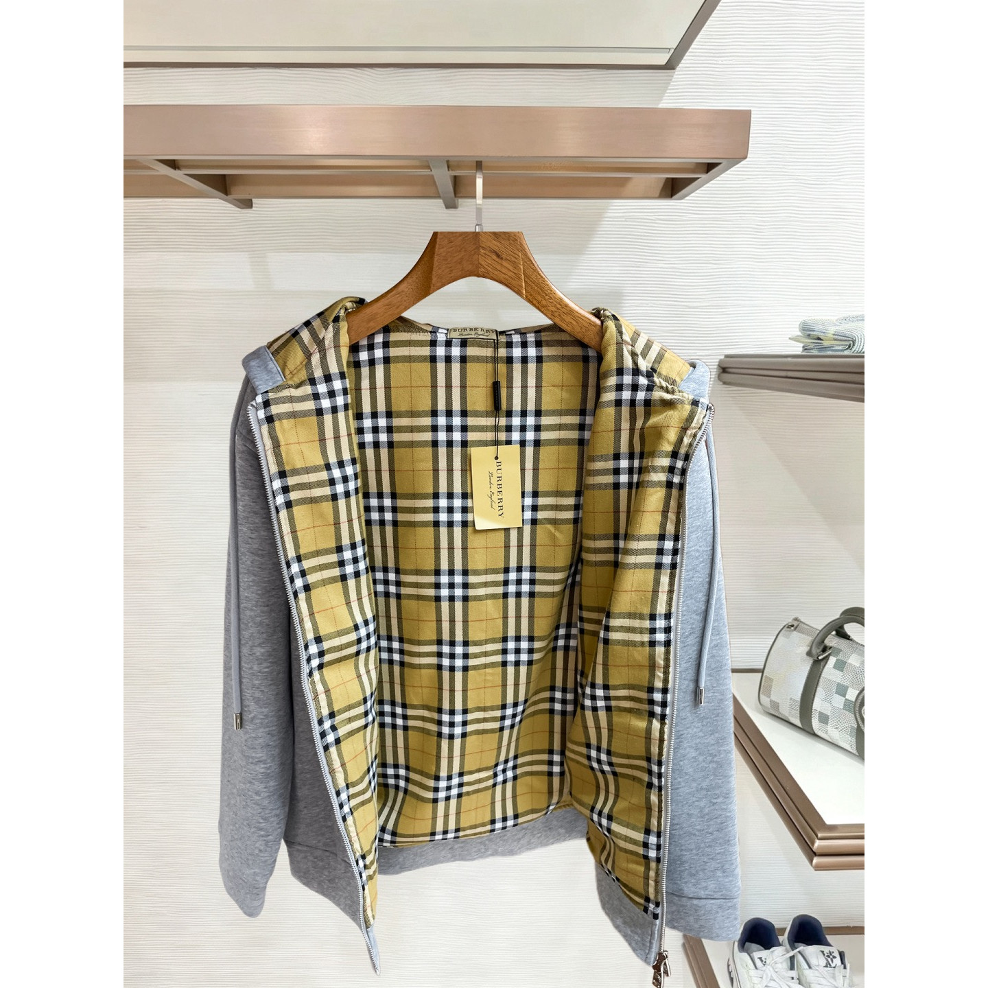 <p>BURBERRY 精品外套(灰)</p>