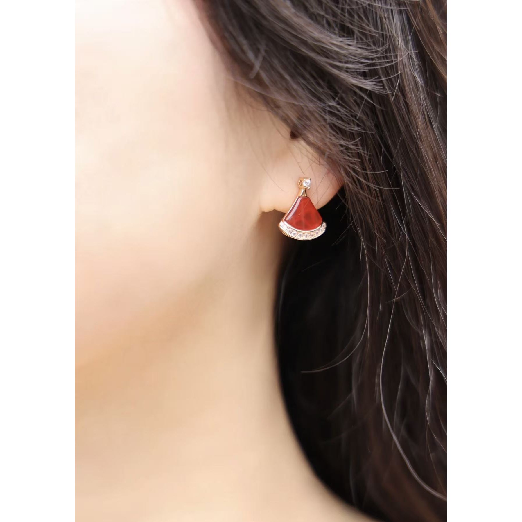 <p>BVLGARI&nbsp;贝母下摆钻裙子耳钉</p>