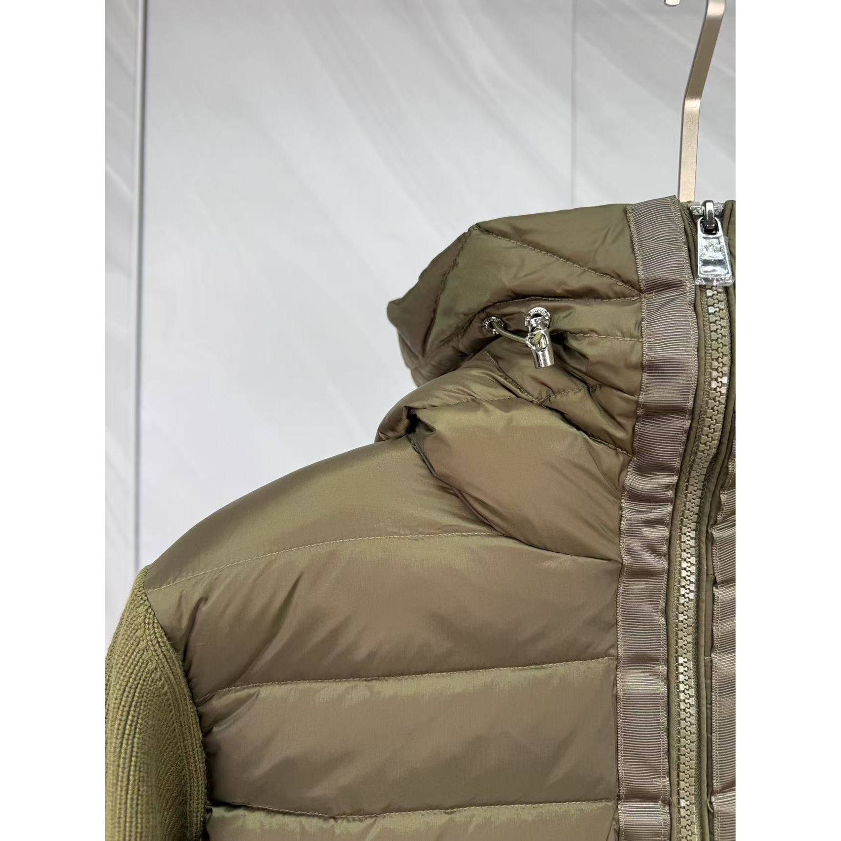 <p>Moncler 羊毛连帽针织男士羽绒服(綠)</p>