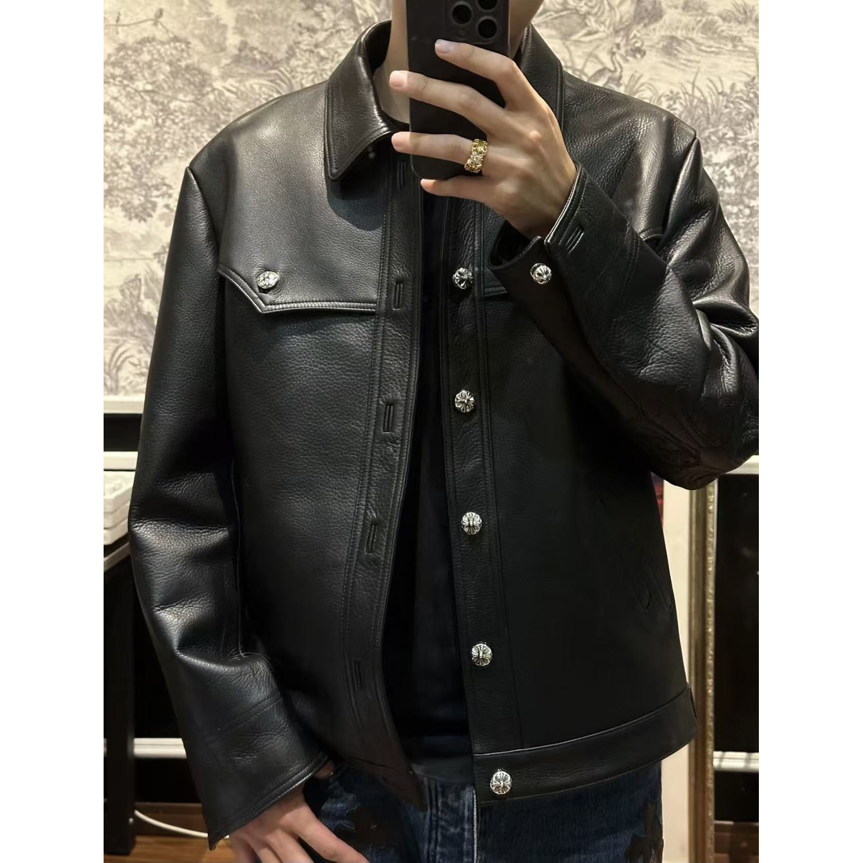 <p>Chrome Hearts 手臂大刺绣皮衣(黑)</p>