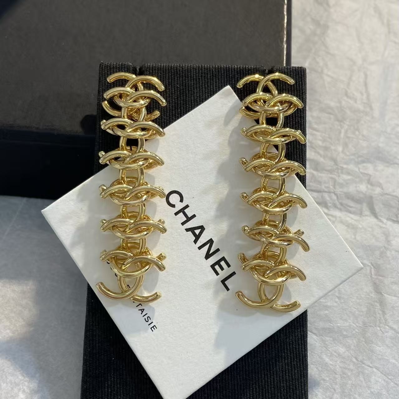 <p>CHANEL 金色多C重叠耳环</p>