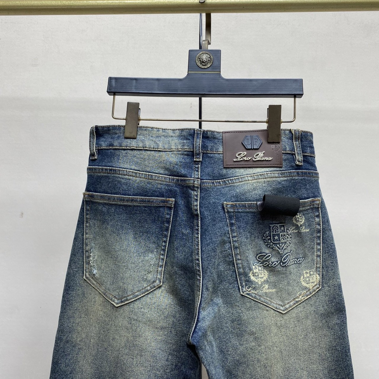 <p>Loro Piana 欧洲专柜新款修身小直筒牛仔裤</p>