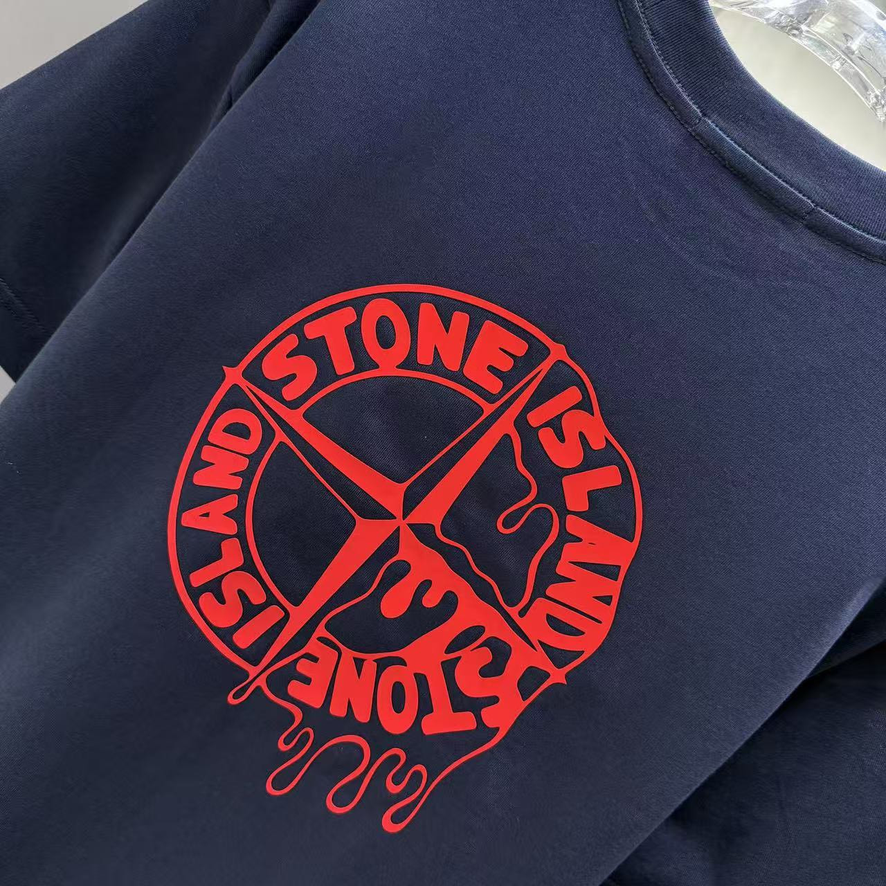 <p>Stone Island 短袖T恤(深藍紅標)</p>
