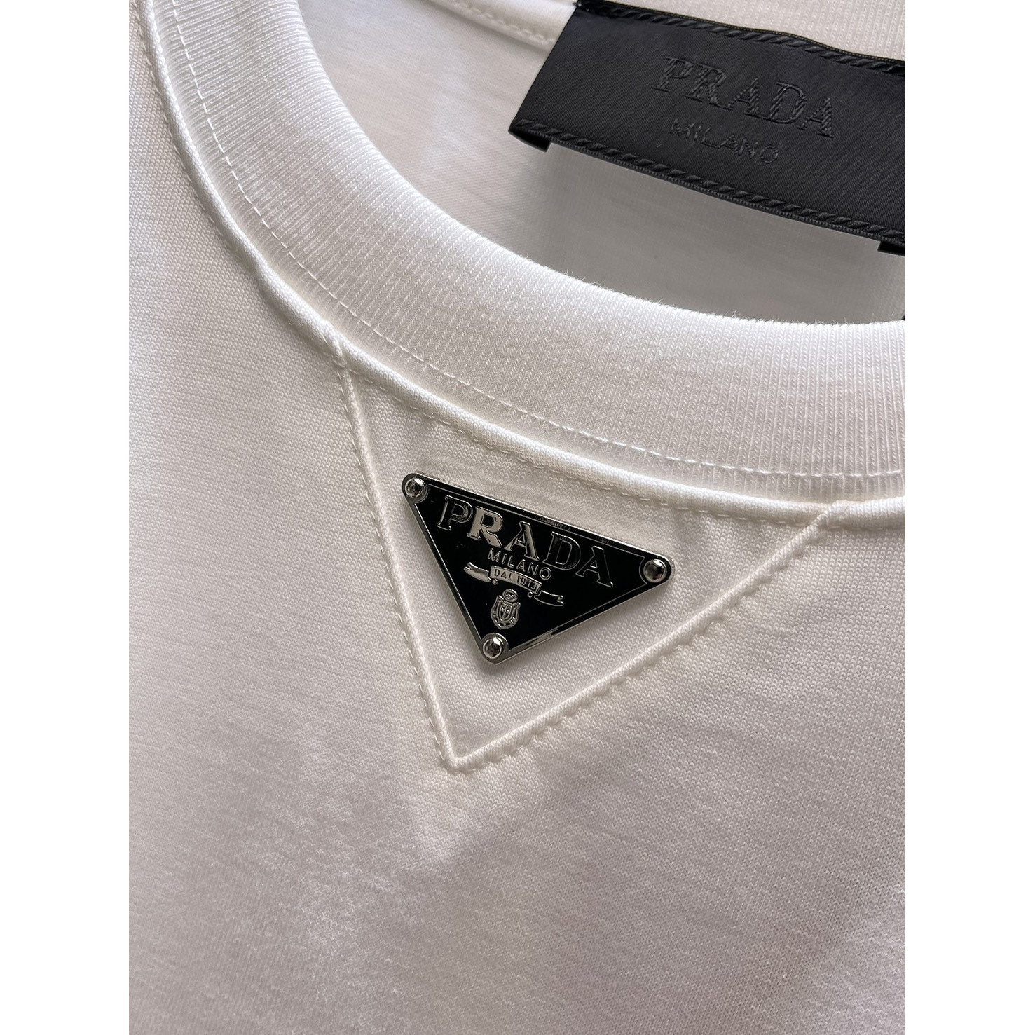 <p>PRADA&nbsp;长袖T恤(白)</p>