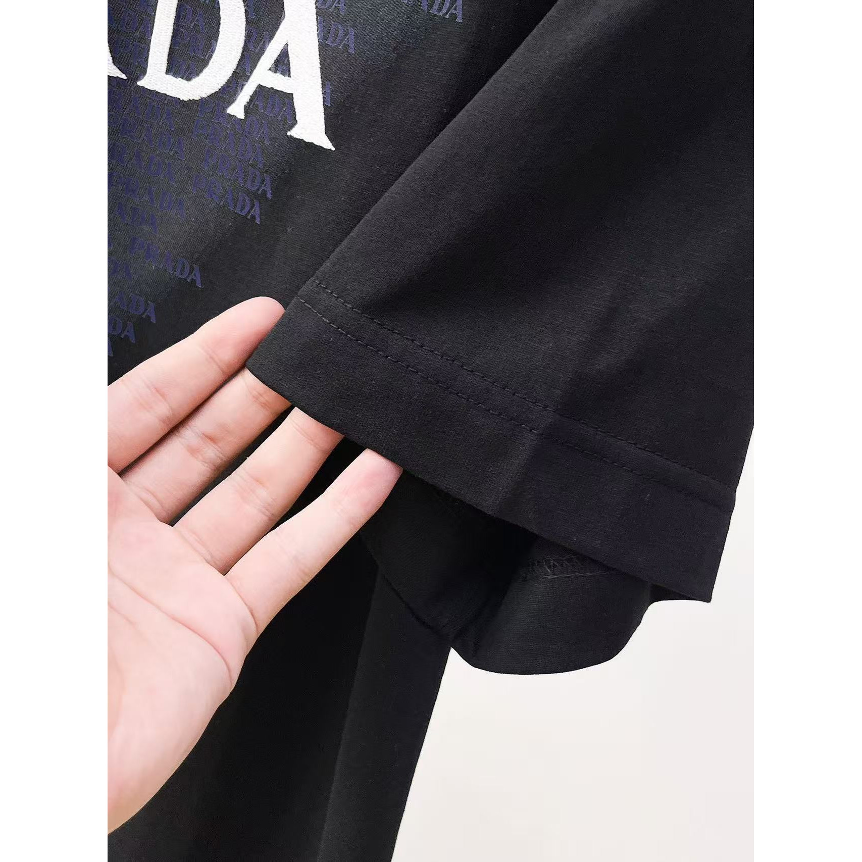 <p>PRADA 专柜新款短袖T恤(黑)</p>