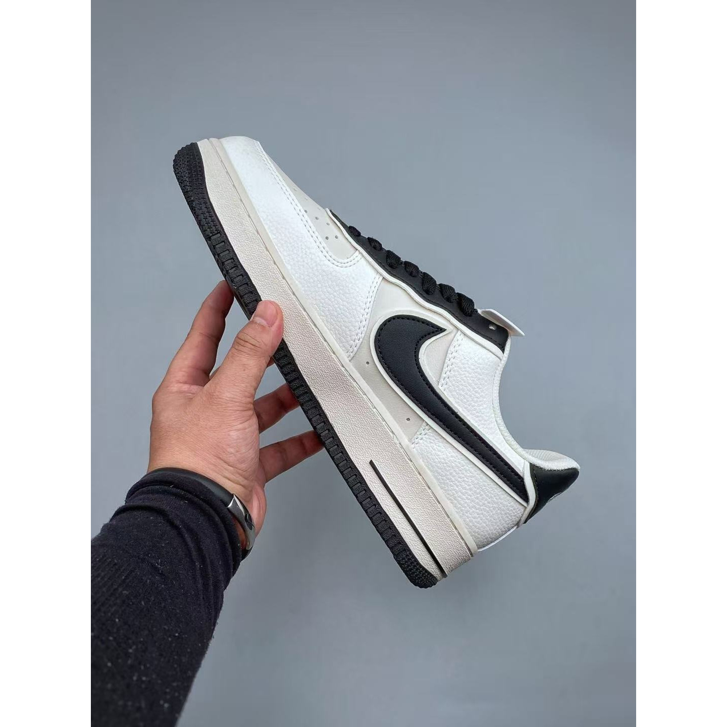 <p>Nike Air Force1 07 low &nbsp;联名款</p>