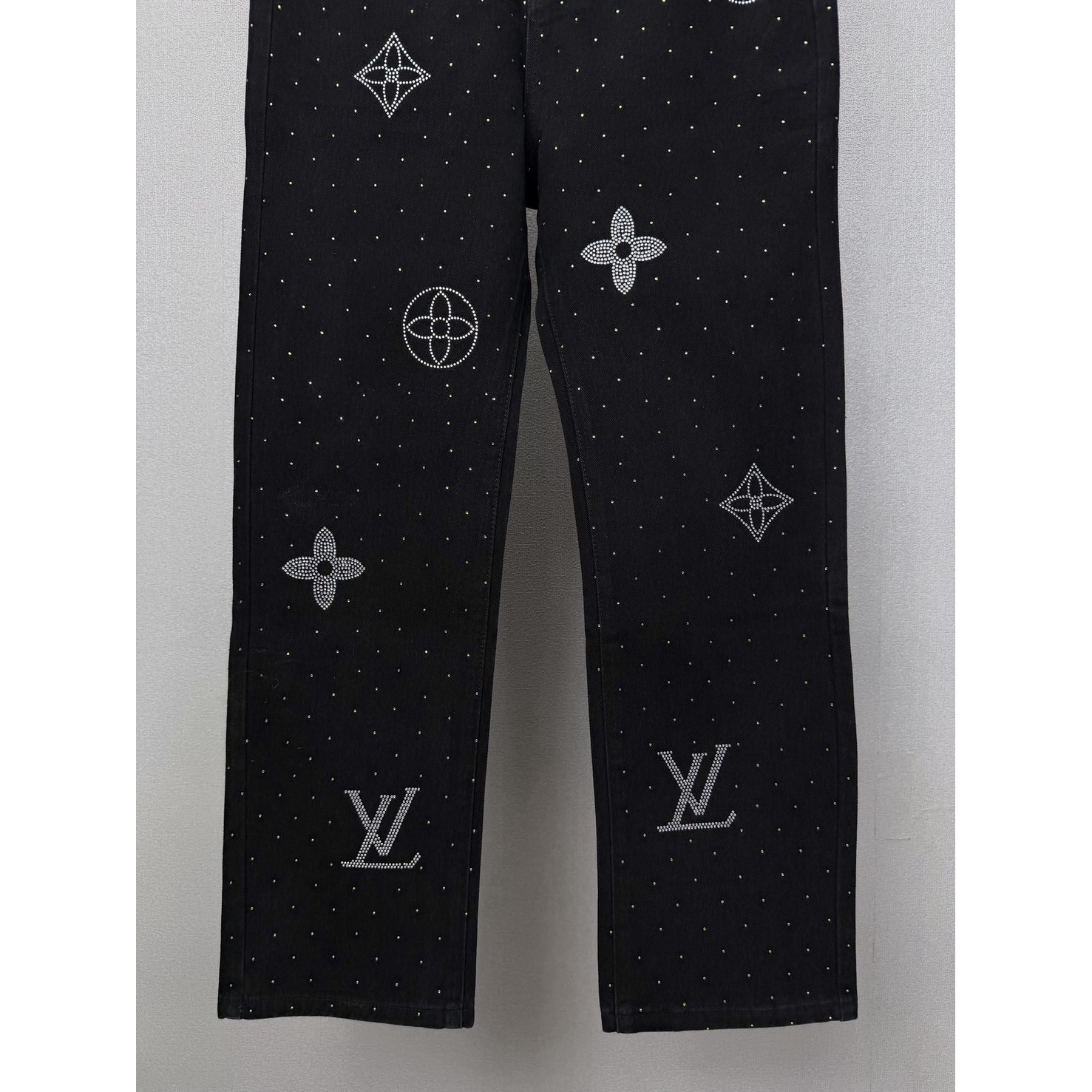 <p>&nbsp;LV 烫钻满天星logo情侣款水洗宽松牛仔裤(黑)</p>