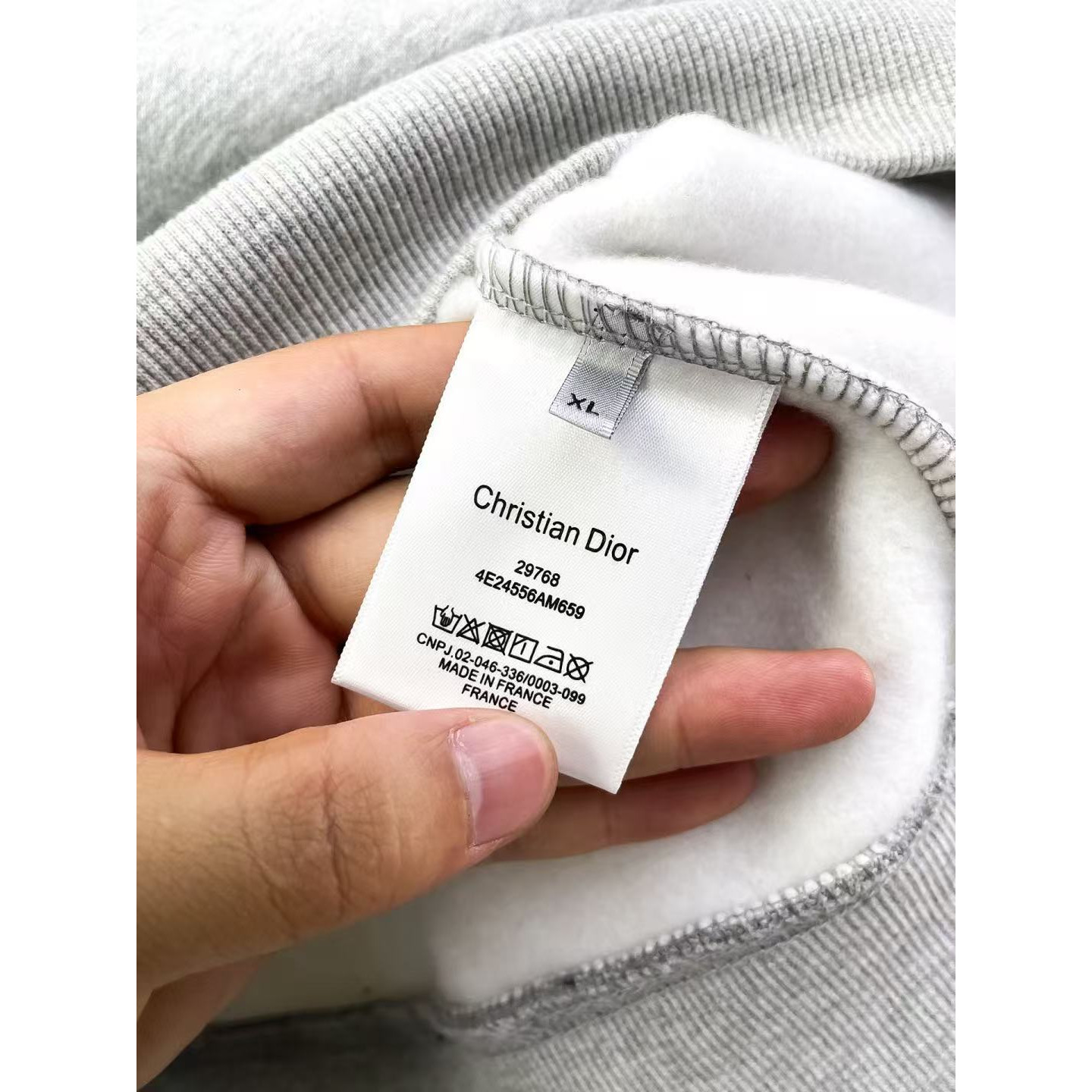 <p>DIOR 圆领卫衣(灰)</p>