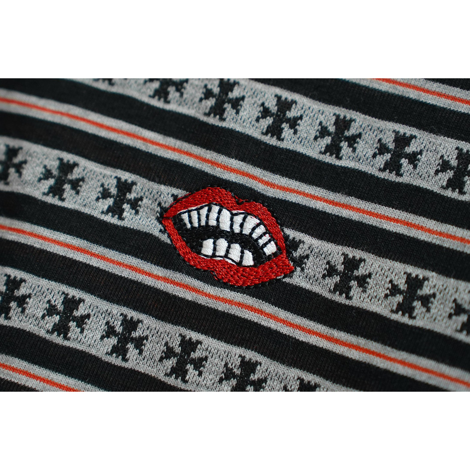 <p>Chrome Hearts&nbsp; 条纹满印提花长袖(黑G04)</p>