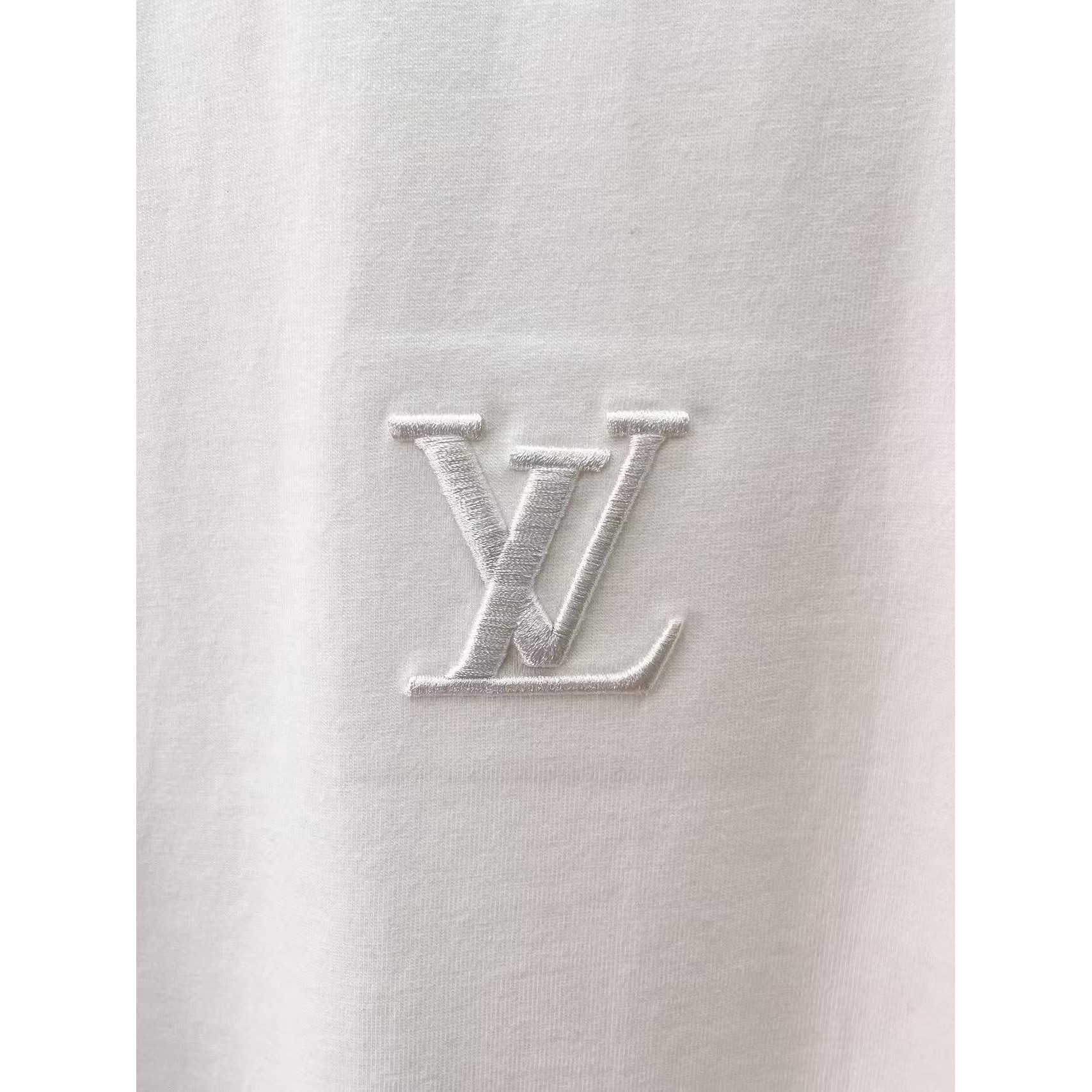 <p>LV 专柜新款短袖T恤(白)</p>