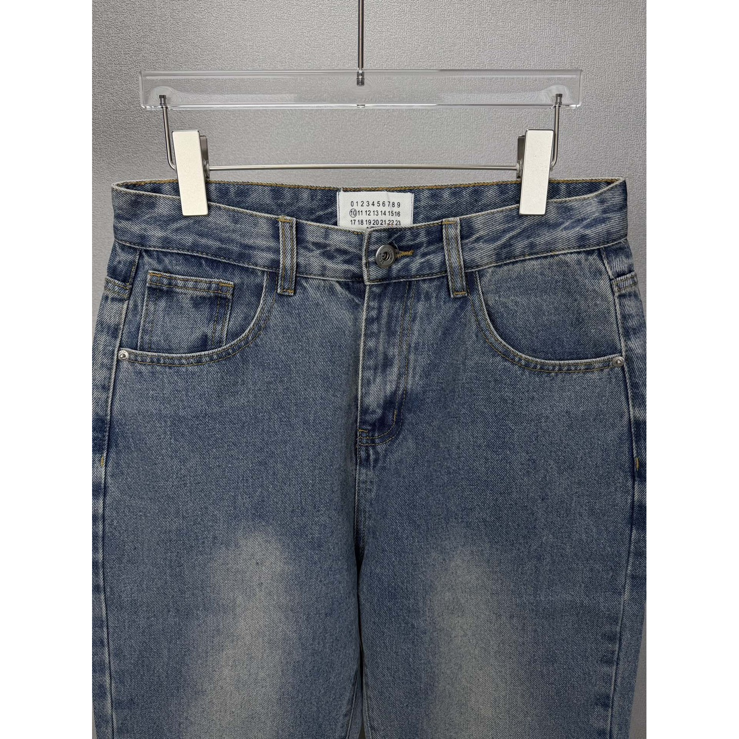 <p>Maison Margiela 口袋绿色数字🔢印花情侣款水洗宽松牛仔裤 (藍)</p>