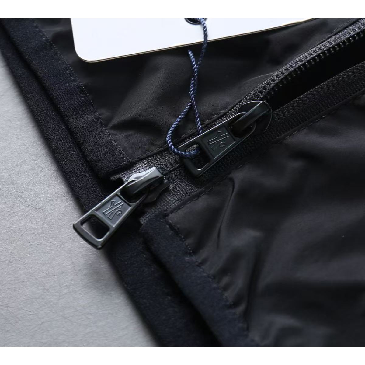 <p>MONCLER 男士夹克外套(800820)</p>