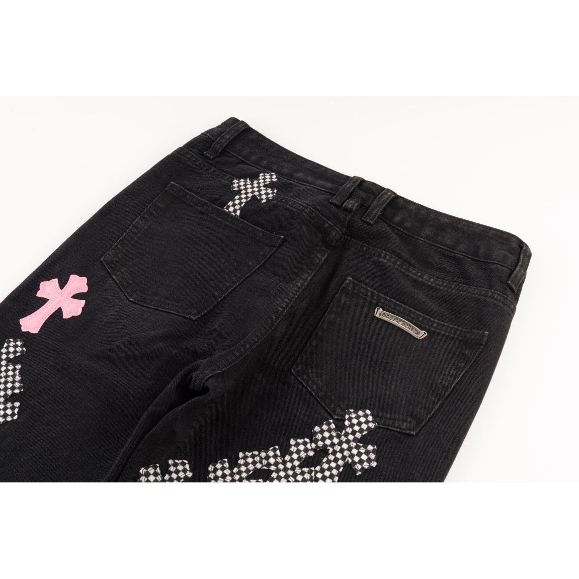 <p>CHROME HEARTS 樱花粉棋盘格十字拼皮牛仔裤(1808#)</p>

<p>&nbsp;</p>
