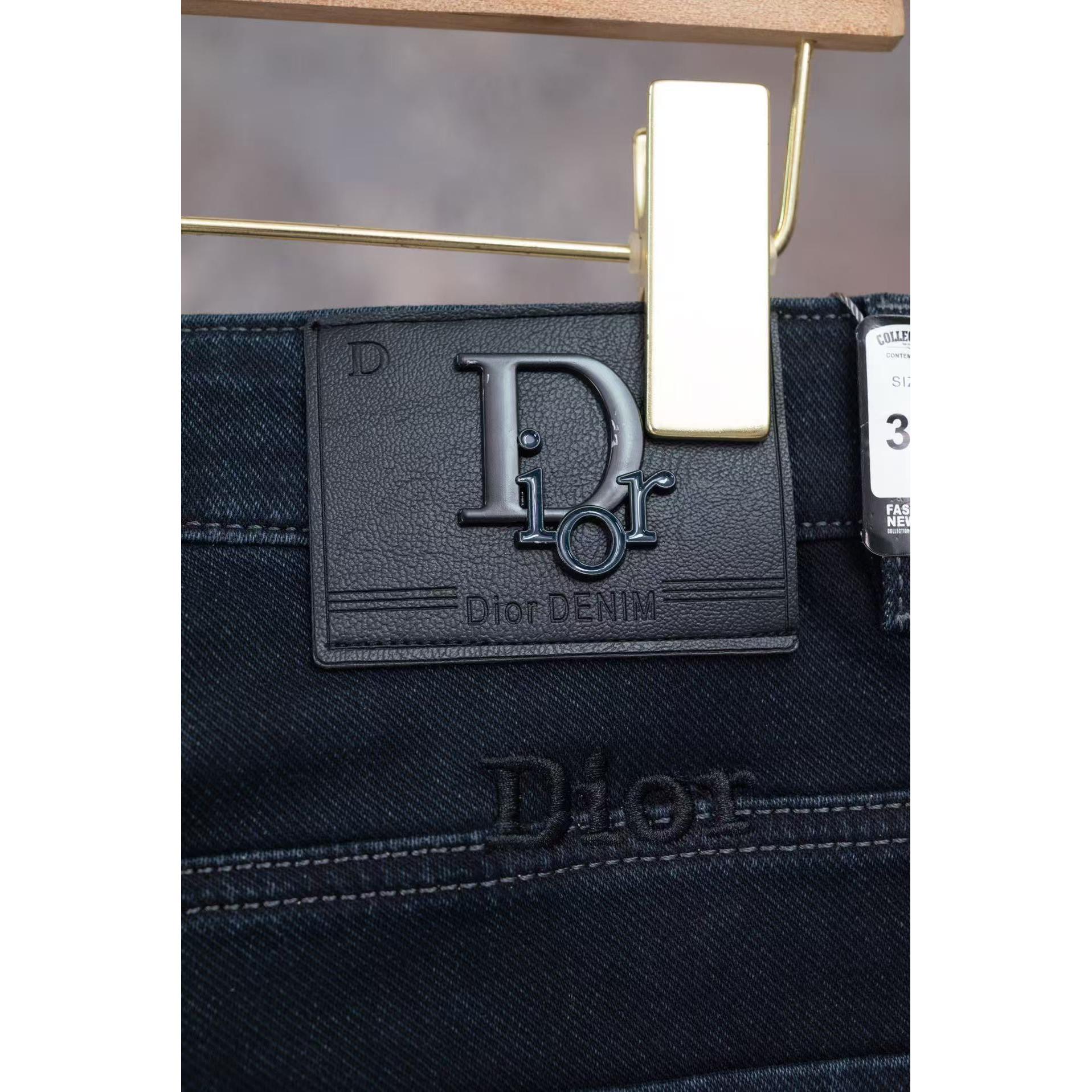 <p>DIOR 直筒牛仔裤(黑M3064)</p>