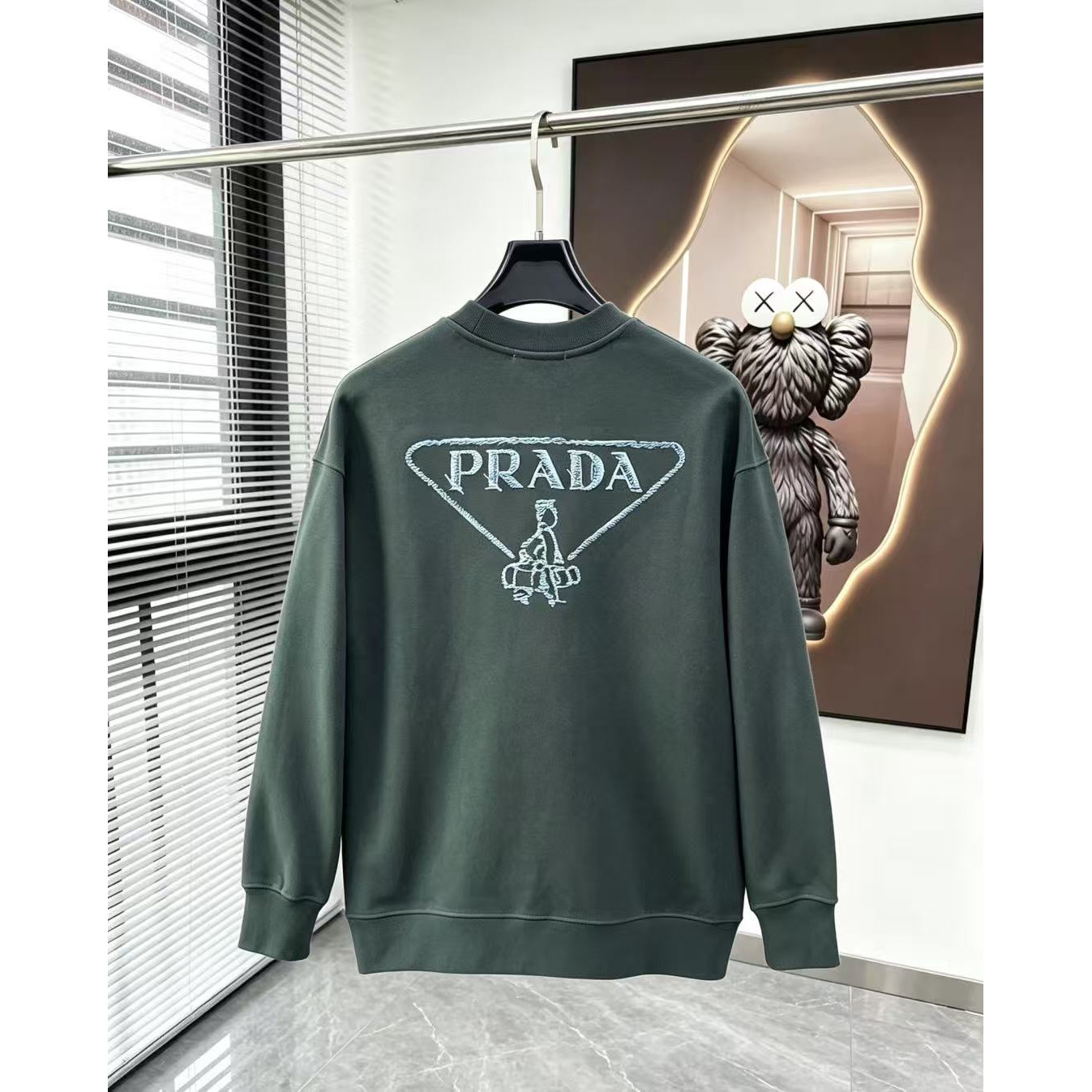 <p>PRADA&nbsp;圓領長袖T恤(軍綠)</p>