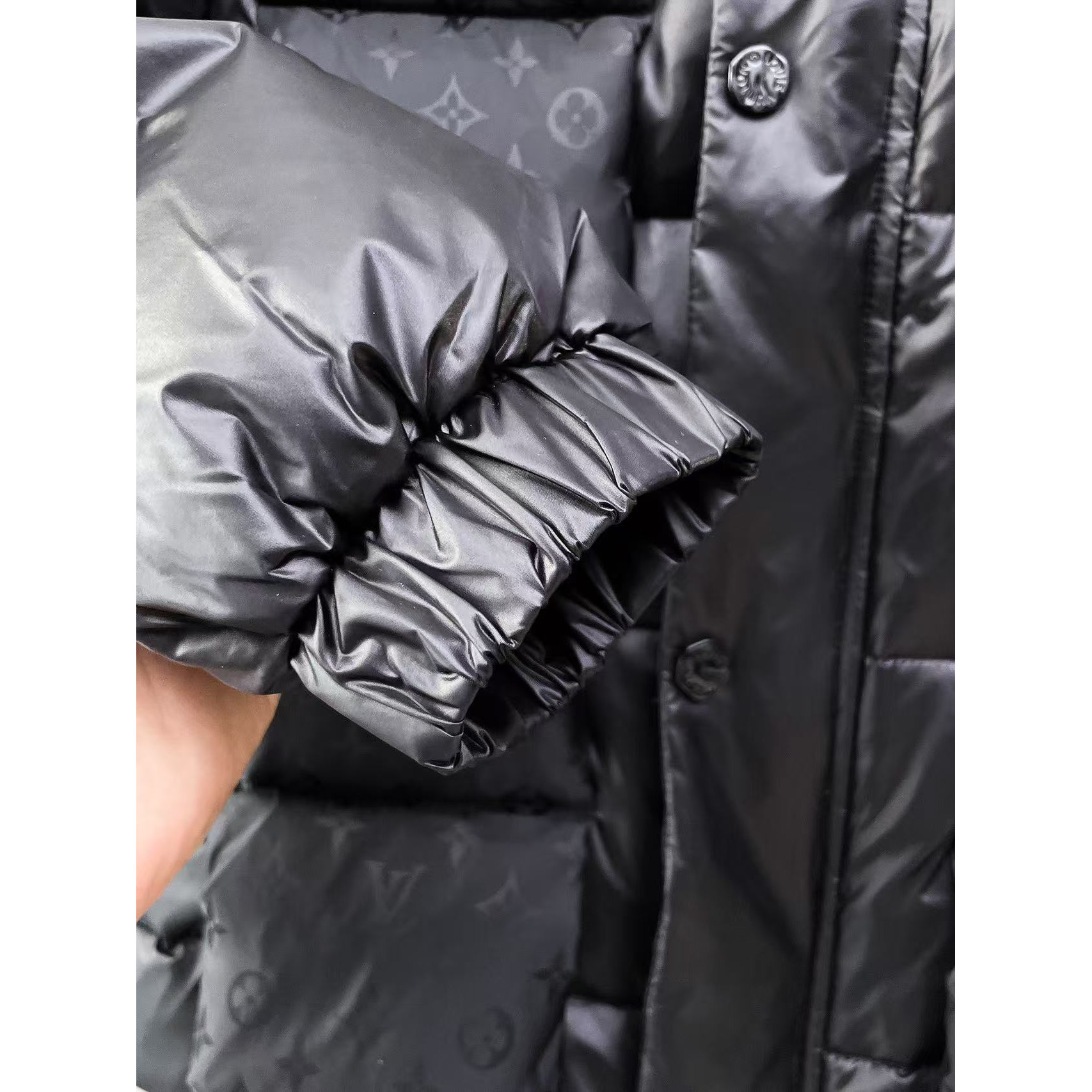 <p>LV 官网款新款羽绒服(黑)</p>
