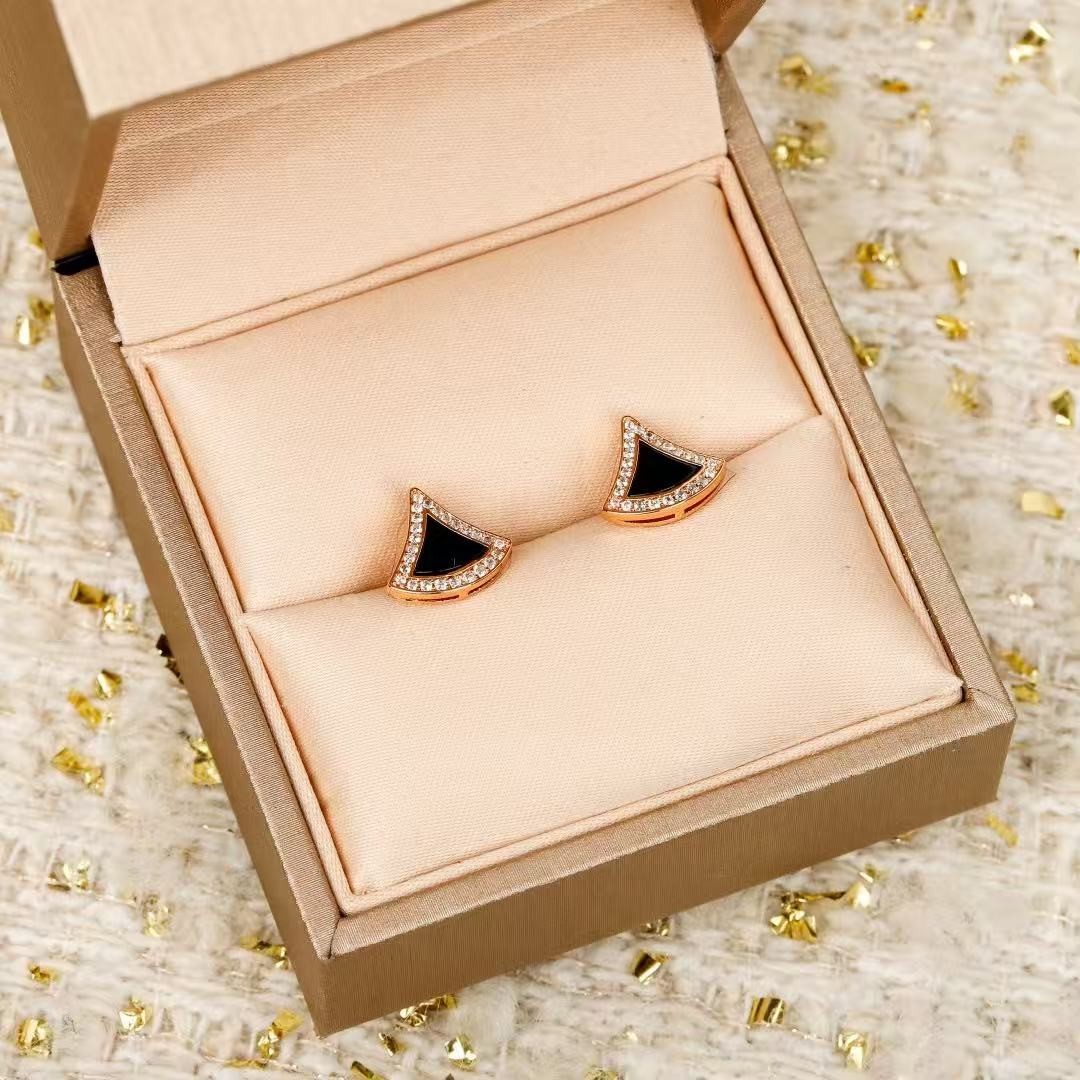 <p>BVLGARI&nbsp;小裙子耳钉</p>