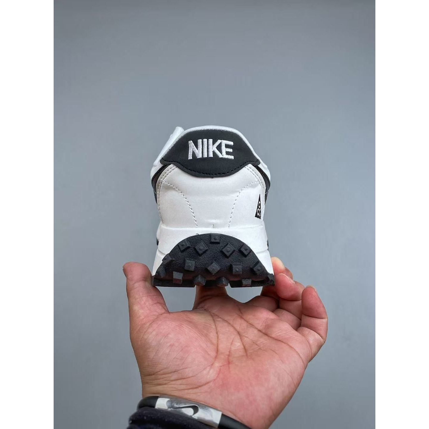 <p>Nike ACG LDV&nbsp; 越野跑鞋</p>