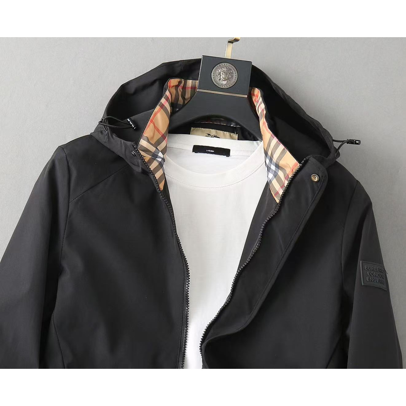 <p>BURBERRY 男士夹克外套(800813)<br />
&nbsp;</p>