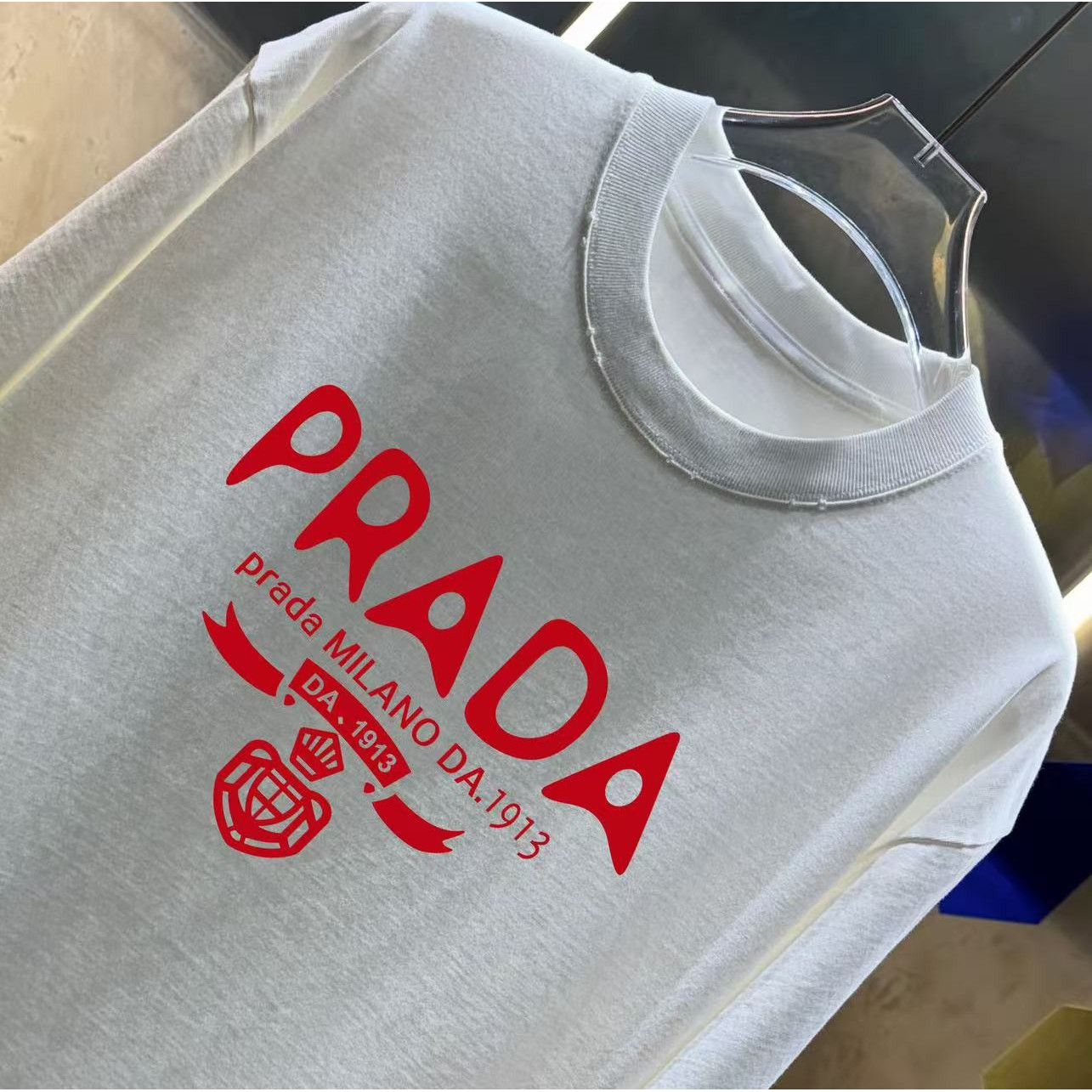 <p>PRADA 洗水磨破短袖T恤(洗水白)</p>