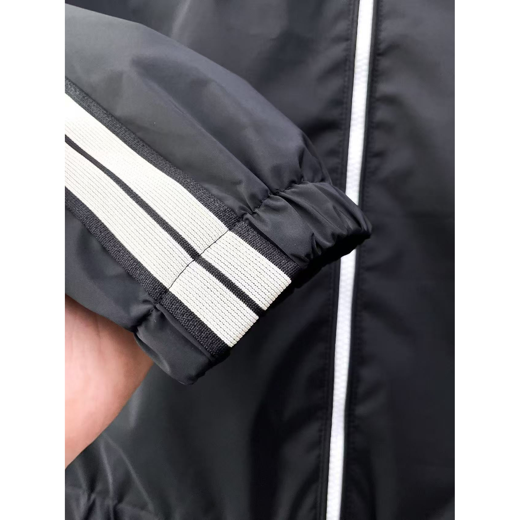 <p>MONCLER 时尚休闲夹克外套(黑)</p>