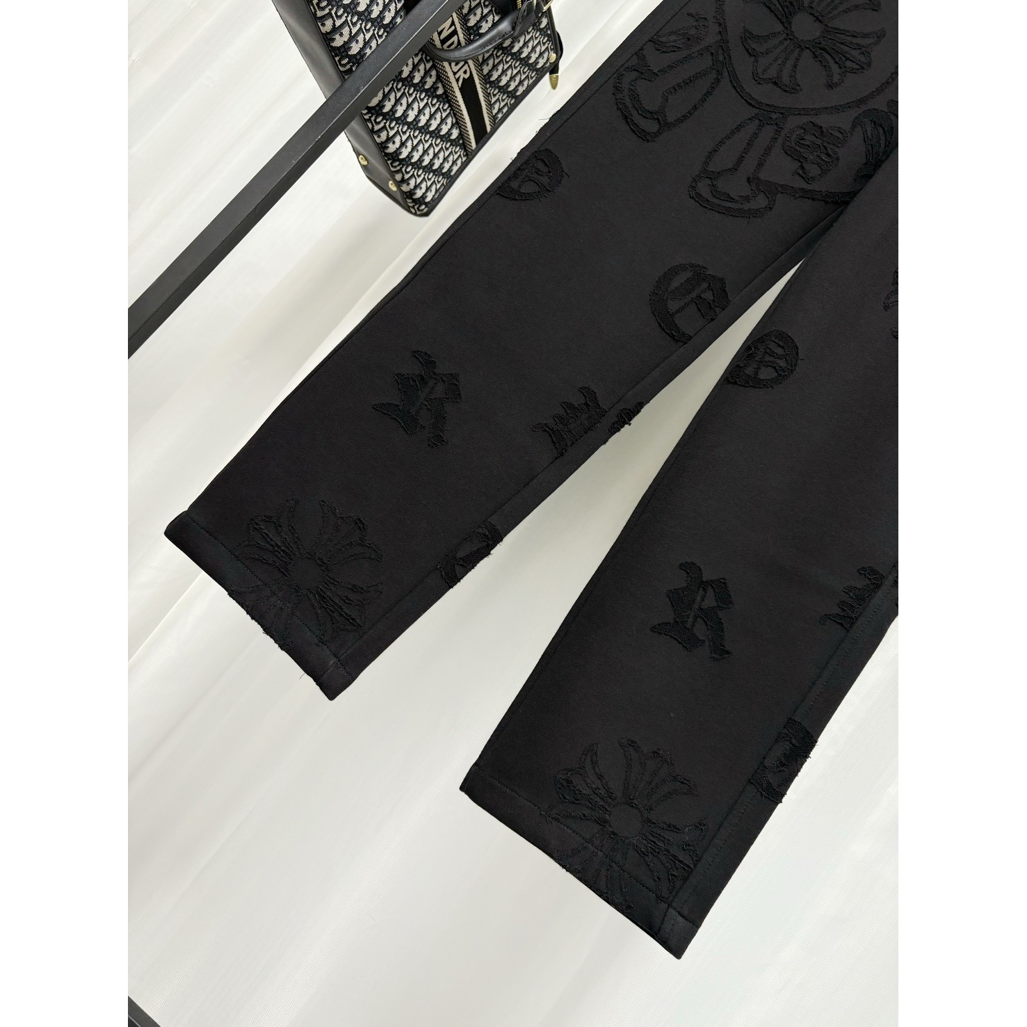 <p>&nbsp;Chrome Hearts 烧花工艺休闲长裤(黑)</p>