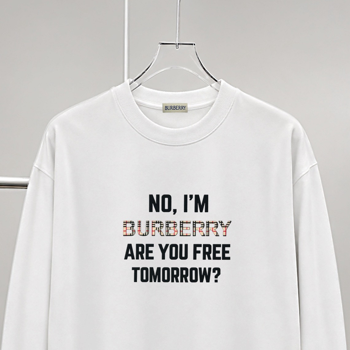 <p>BURBERRY 滴胶立体字母长袖(白)</p>
