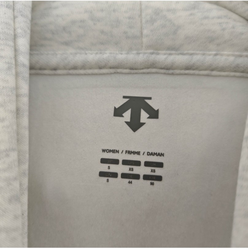 <p>DESCENTE 連帽長袖T恤(灰)</p>