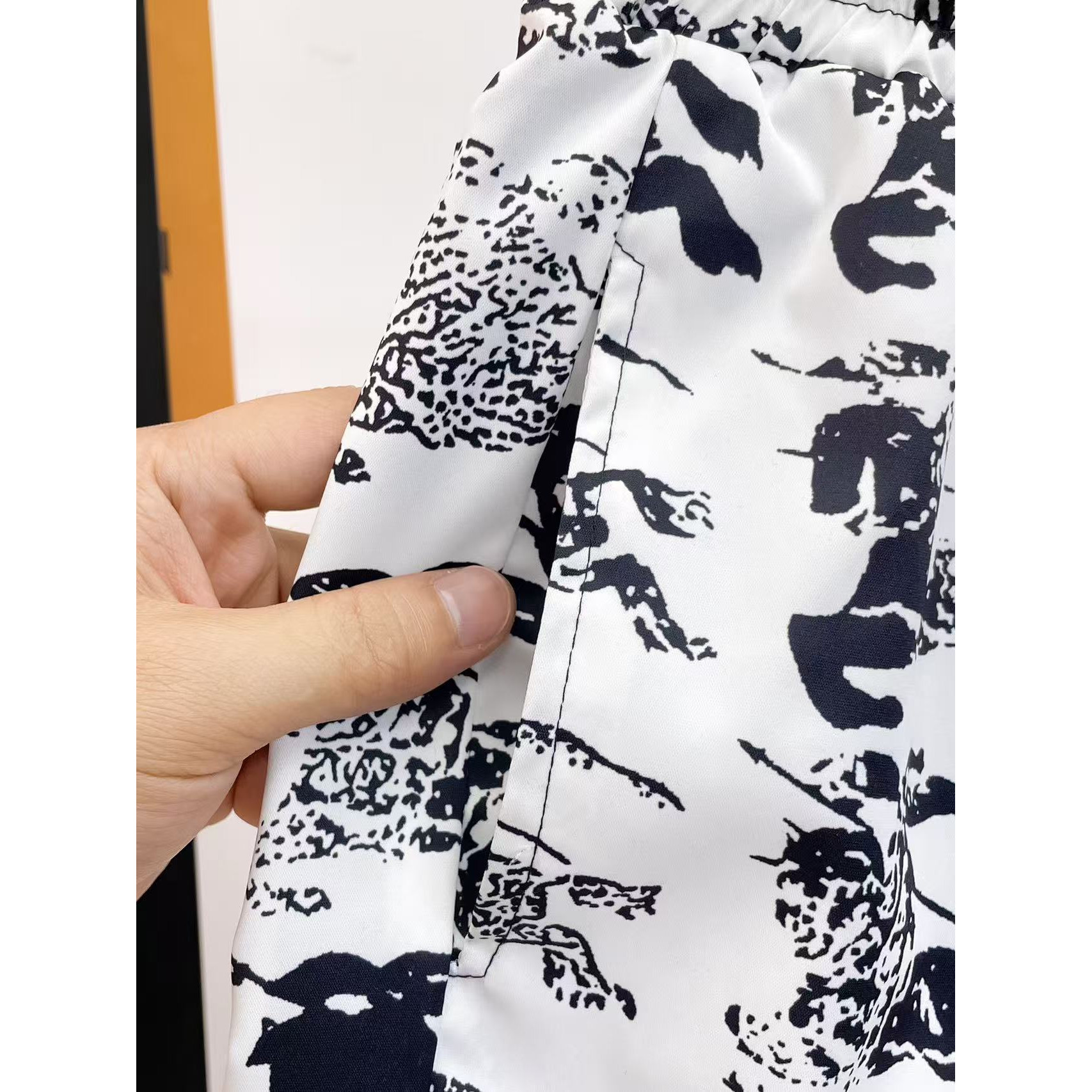 <p>BURBERRY 专柜新款休闲短裤(黑白)</p>