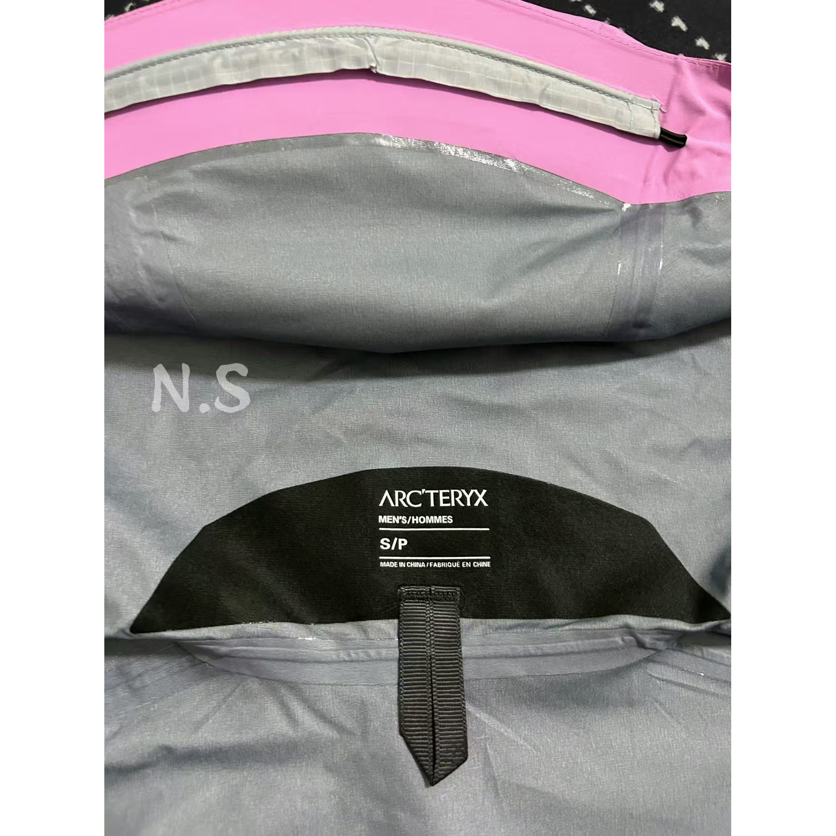 <p>Arc'teryx Beta系列 SL GORE-TEX 硬壳刺绣连帽防水防风透气冲锋衣 (晨曦粉)</p>