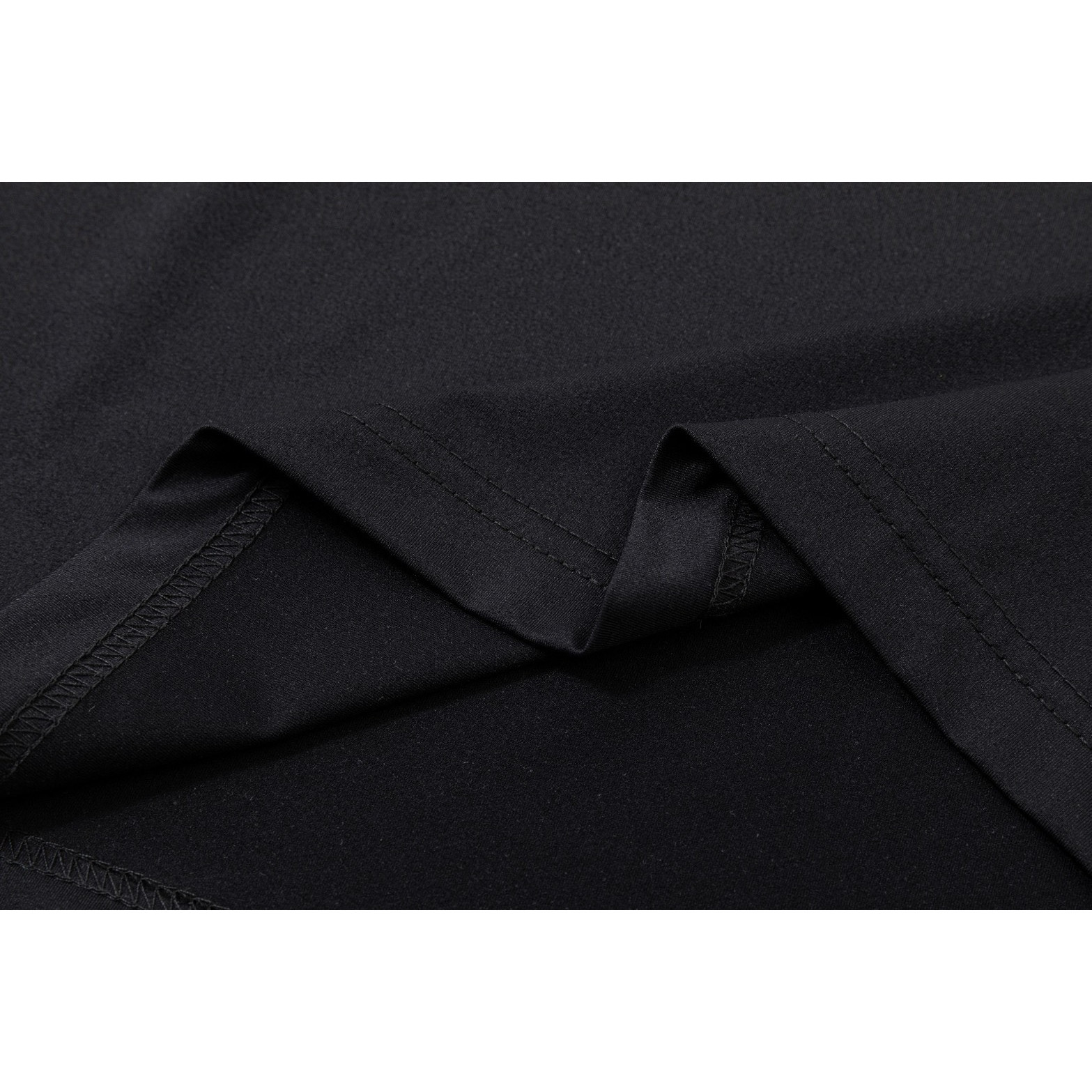 <p>DESCENTE 速干机能短袖T恤(黑)</p>