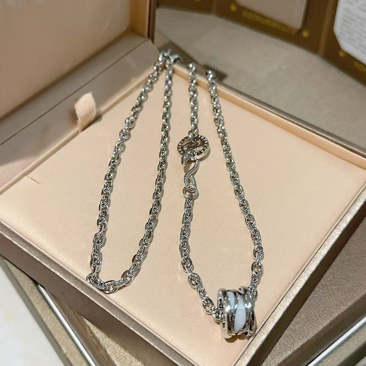<p>BVLGARI&nbsp;项链</p>