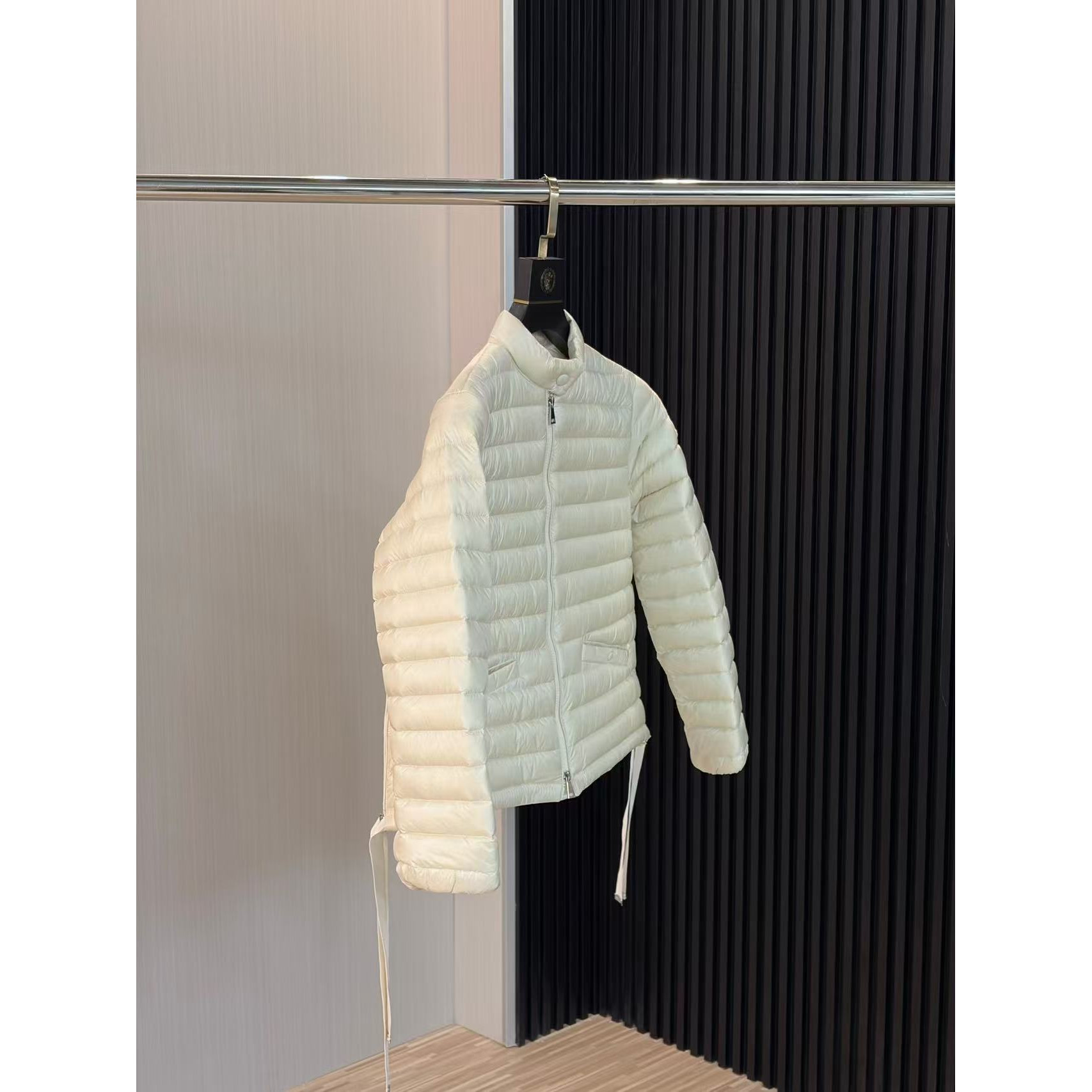 <p>MONCLER Aza系列羽绒服(米白)</p>