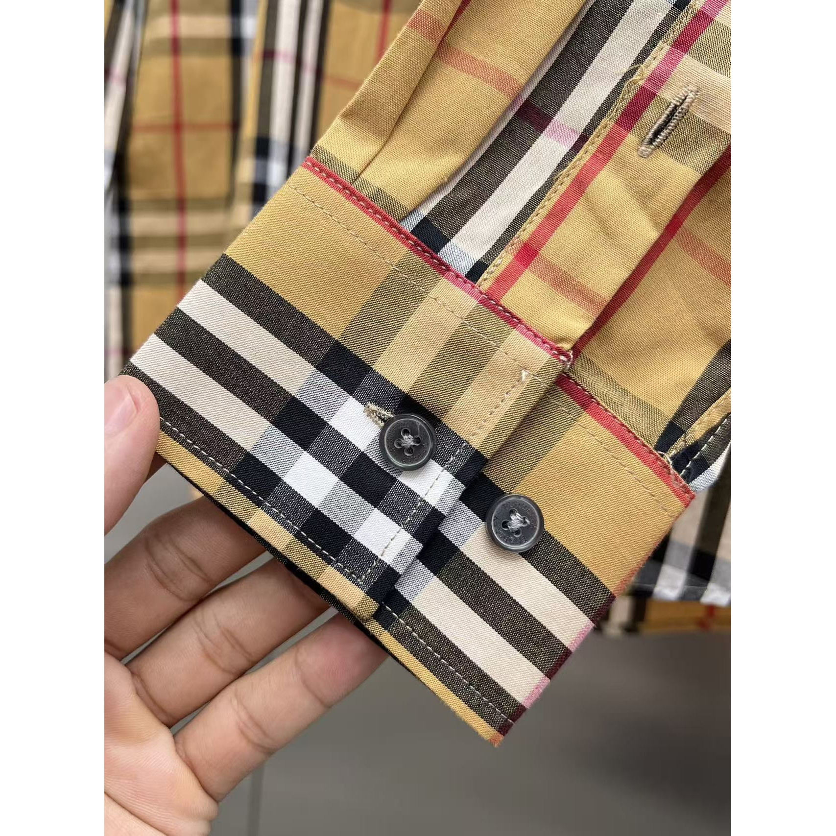 <p>Burberry 长袖衬衫(783229)</p>