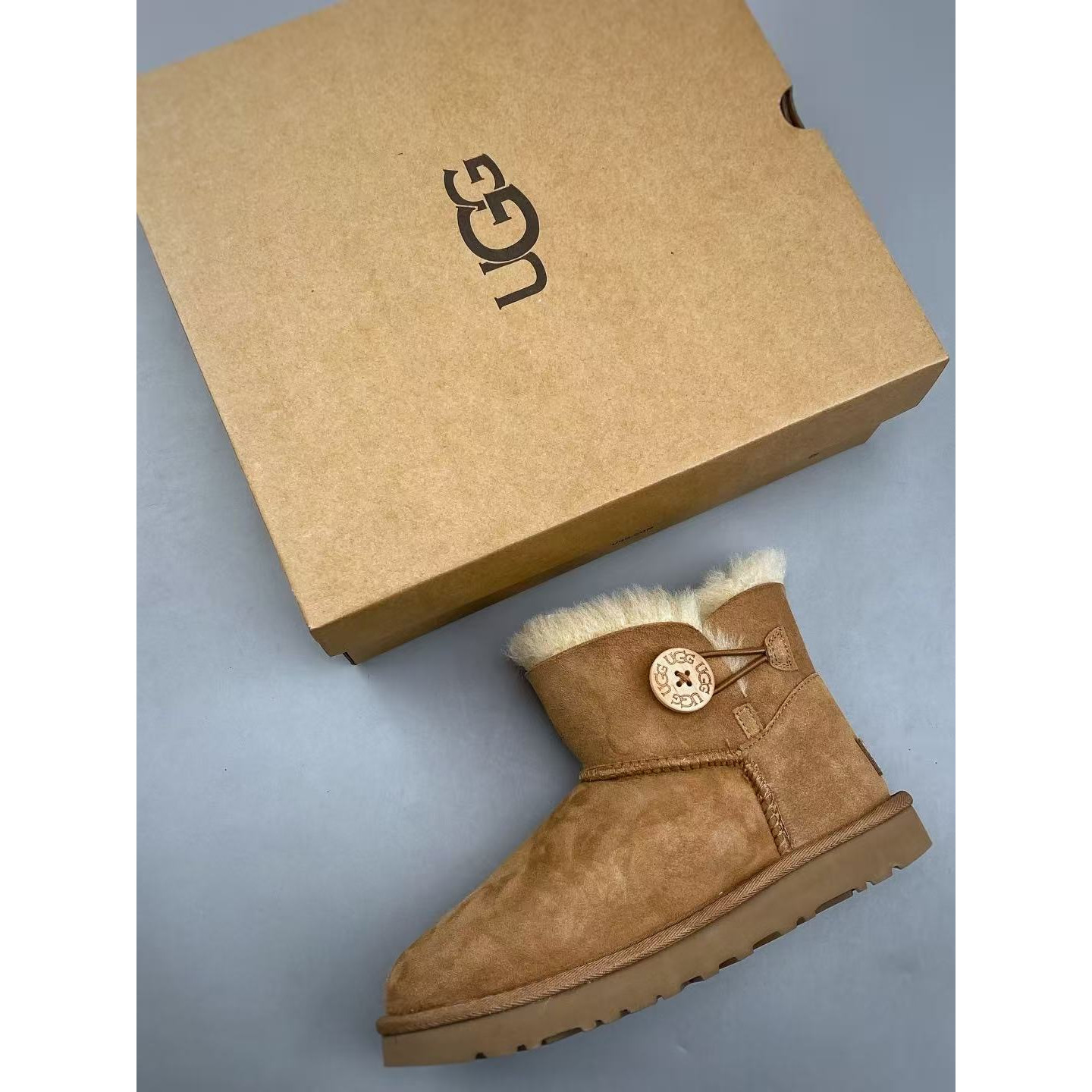 <p>UGG MINI BAILEY BUTTON II 雪地靴女靴&nbsp;&nbsp;</p>