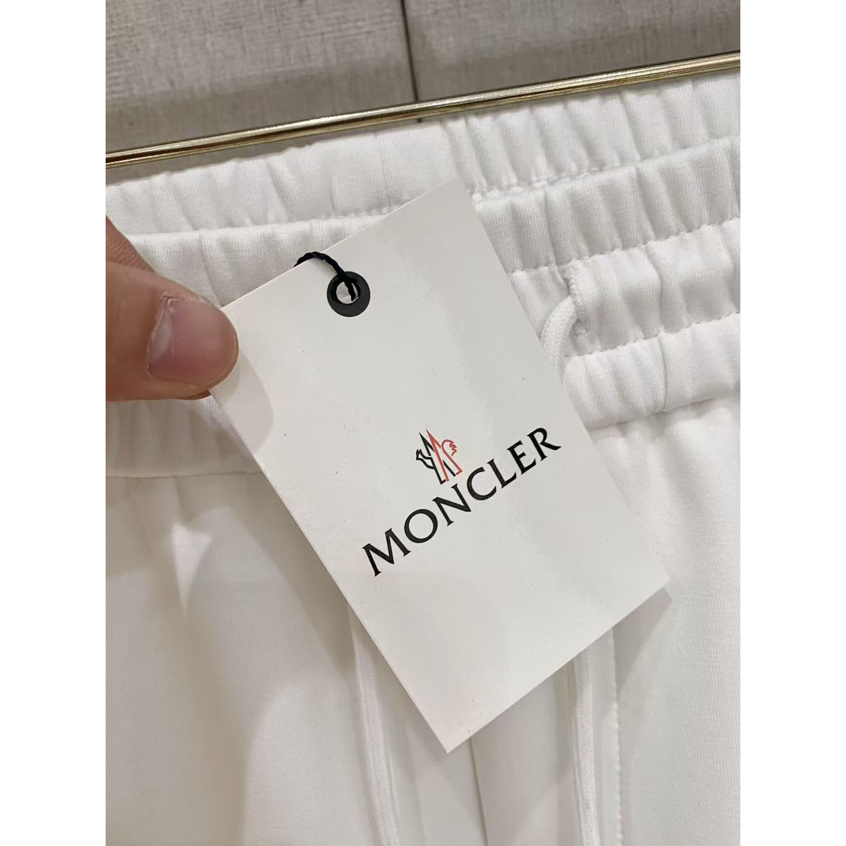 <p>MONCLER 男士长裤(782465)</p>