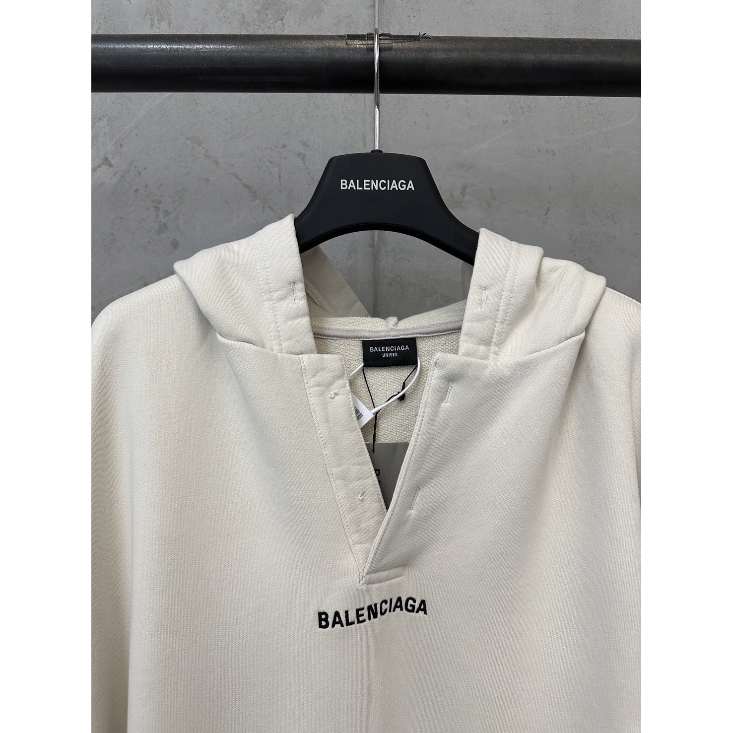 <p>Balenciaga 开领刺绣logo连帽卫衣(灰)</p>